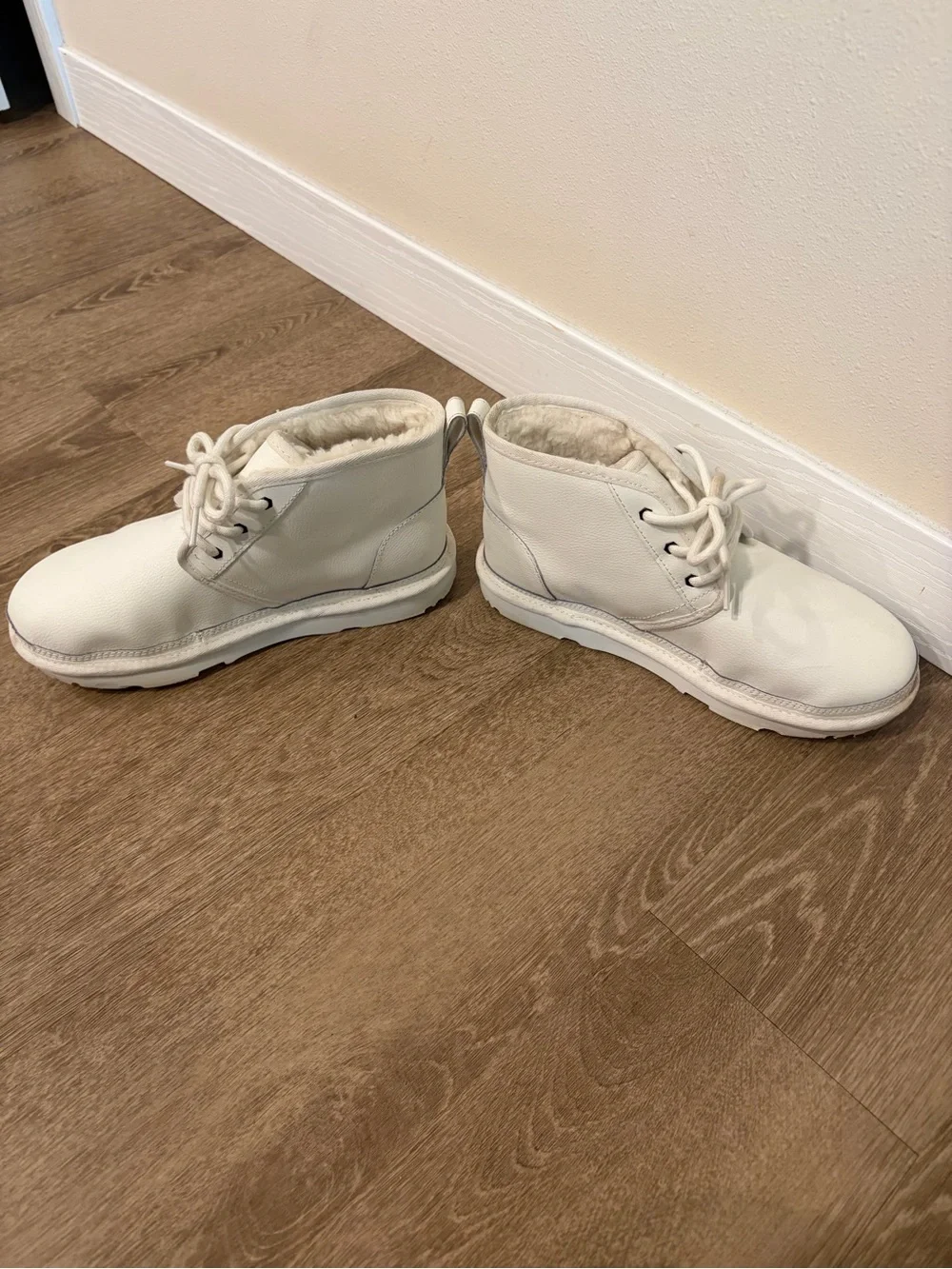 UGG Neumel White Leather Sheepskin Chukka Boots I Men Size 6|Womens Size 8
